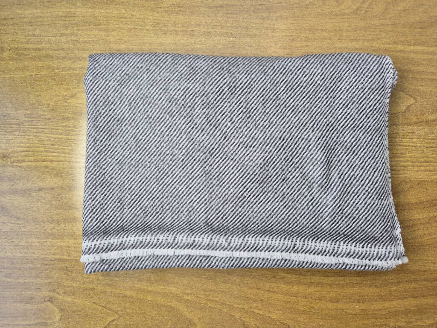 Kaschmir-Schal Anthrazit & Weiß – fein gewebte Webkunst von LWH Nepal